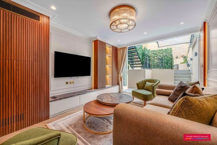 2 Bedroom Flat To Rent In Royal Crescent, London, W11