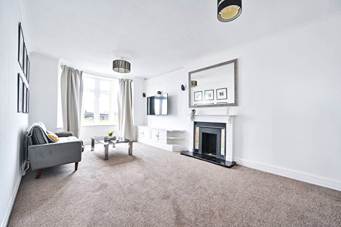 2 Bedroom Flat To Rent In Parkview Court, Bishop's Park, London, SW6