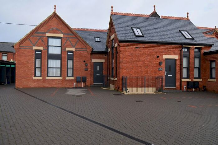 2 Bedroom Flat To Rent In York Avenue, Cogenhoe, Northampton, NN7