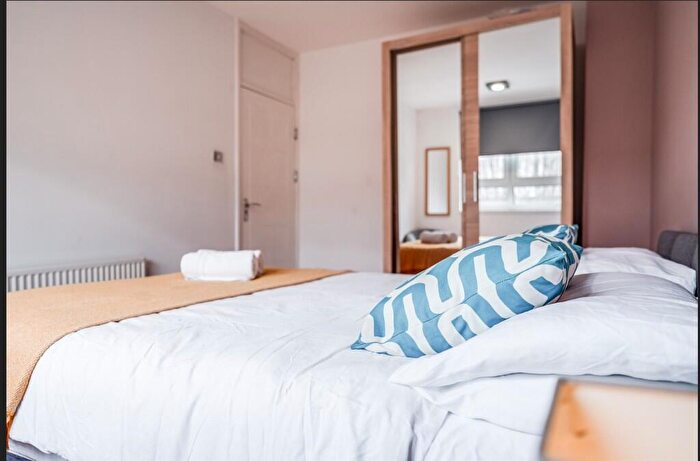 3 Bedroom Flat To Rent In Globe Road, London, E1