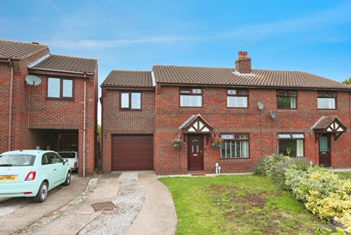 4 Bedroom Semi-Detached House For Sale In Guillemot Close, Hull, HU4