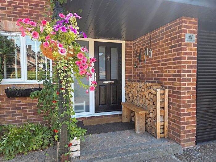 4 Bedroom Detached House For Sale In Lambourne Drive, Locks Heath, Southampton, SO31