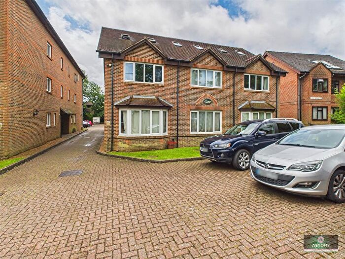 1 Bedroom Flat To Rent In Maple Green, Southgate, RH11