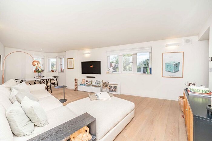 2 Bedroom Flat For Sale In Archway Road, Highgate, N6