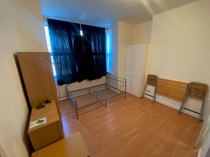 Studio To Rent In Whittington Road, London, N22