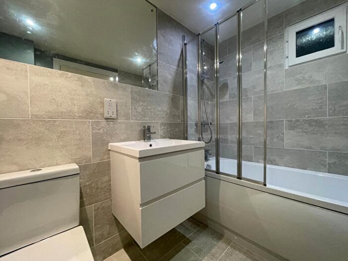 2 Bedroom Apartment To Rent In North Crescent, North Street, Leeds, LS2