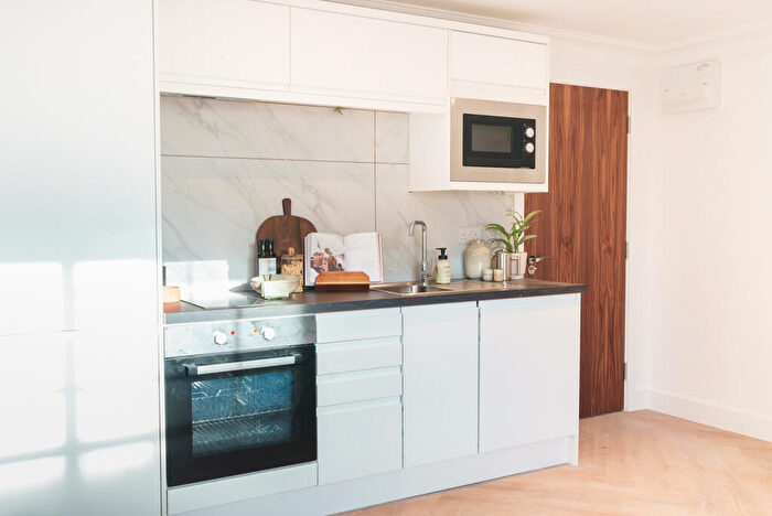 Apartment To Rent In Apt, - Cookridge Street #, LS2