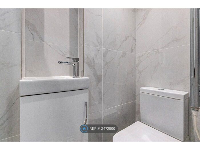 Studio To Rent In Walm Lane, London, NW2