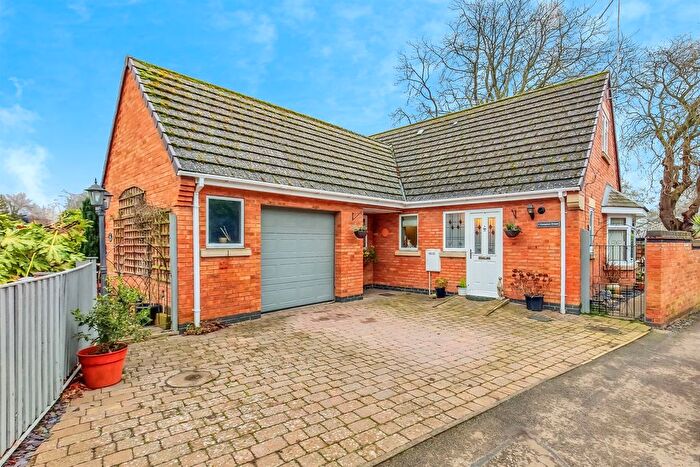 2 Bedroom Detached Bungalow For Sale In Compton Street, Desborough, Kettering, NN14