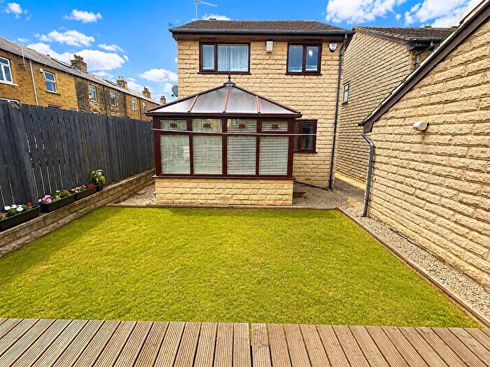 3 Bedroom Detached House For Sale In Ash Mews, Greengates, Bradford, BD10