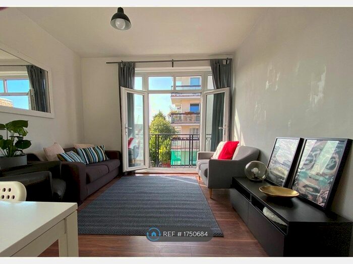 3 Bedroom Flat To Rent In Cobb House, London, E2
