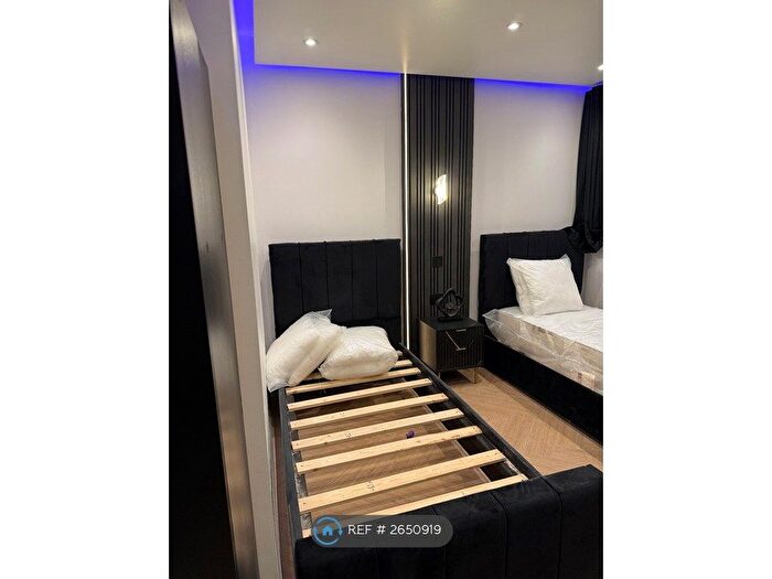 2 Bedroom Flat To Rent In Denning Point, London, E1