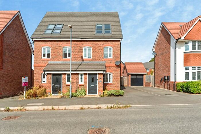 3 Bedroom Semi-Detached House For Sale In Queen Eleanor Avenue, Grantham, NG31