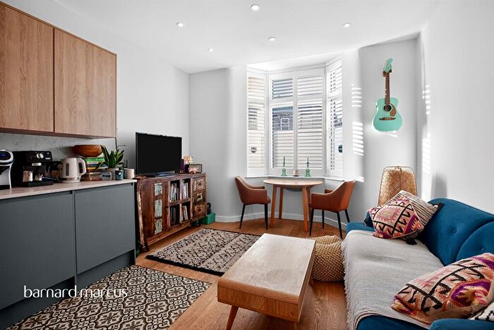 2 Bedroom Flat For Sale In Park Road, London, N8