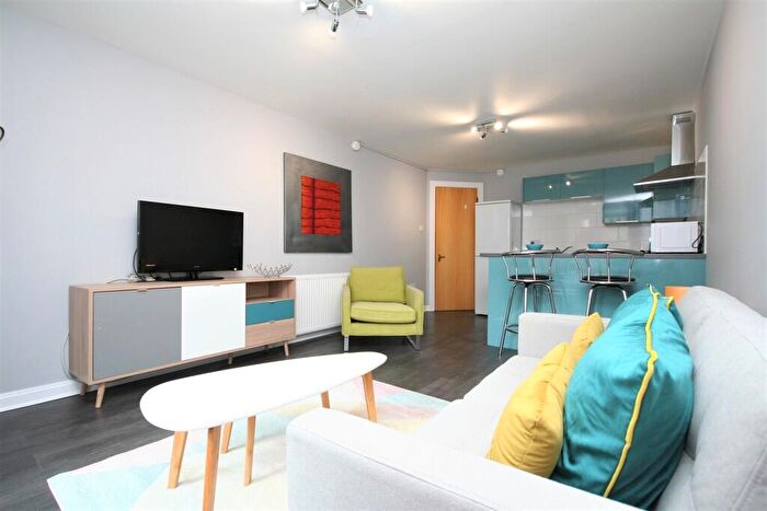 2 Bedroom Flat To Rent In Modern & Stylish Bed With Parking, Duke St Available //, G31