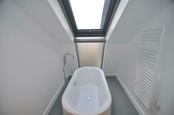 2 Bedroom Flat To Rent In Velvet Mills, BD9