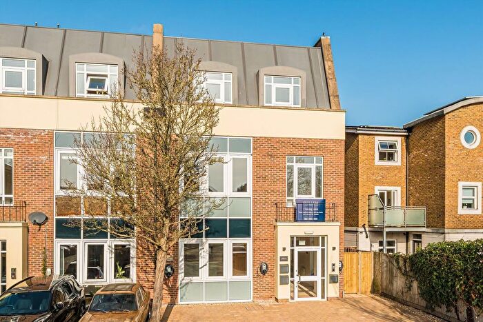 2 Bedroom Flat For Sale In Candler Mews, Twickenham, TW1