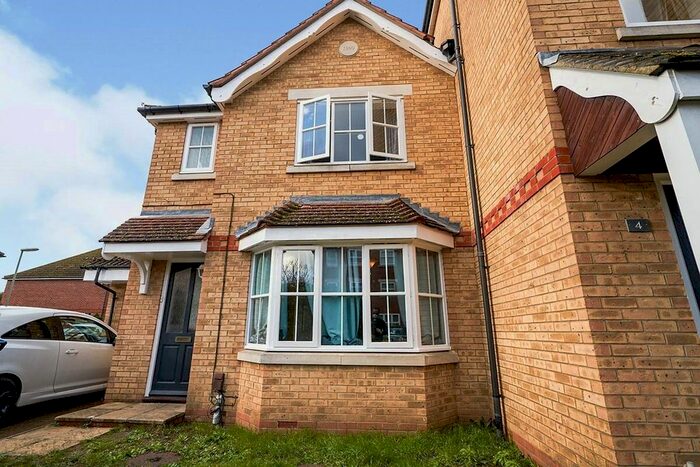 5 Bedroom Semi-Detached House To Rent In Nightingale Shott, Egham TW20