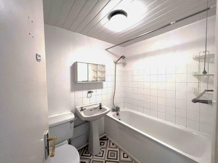 2 Bedroom Flat To Rent In Font Hills, London, N2