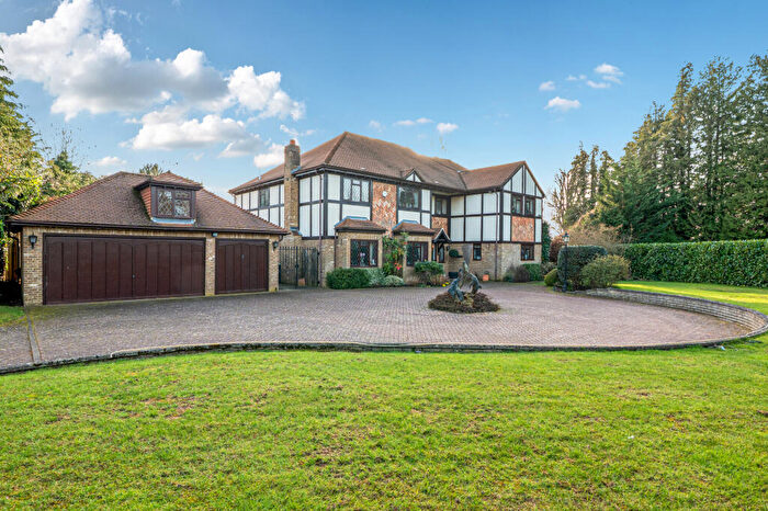 5 Bedroom Detached House For Sale In Lakeside Drive, Stoke Poges, SL2