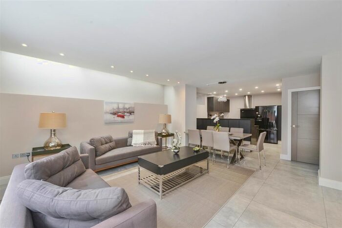 2 Bedroom Flat To Rent In Lyndhurst Road, London, NW3