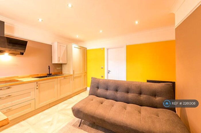 2 Bedroom Flat To Rent In Apsley Villas, Bristol, BS6
