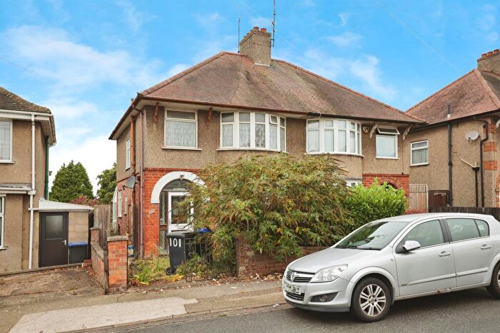 3 Bedroom Semi Detached House For Sale In The Headlands, Northampton, NN3