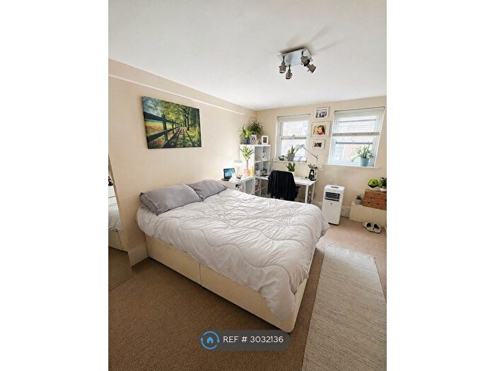 2 Bedroom Flat To Rent In Roman Road, London, E3
