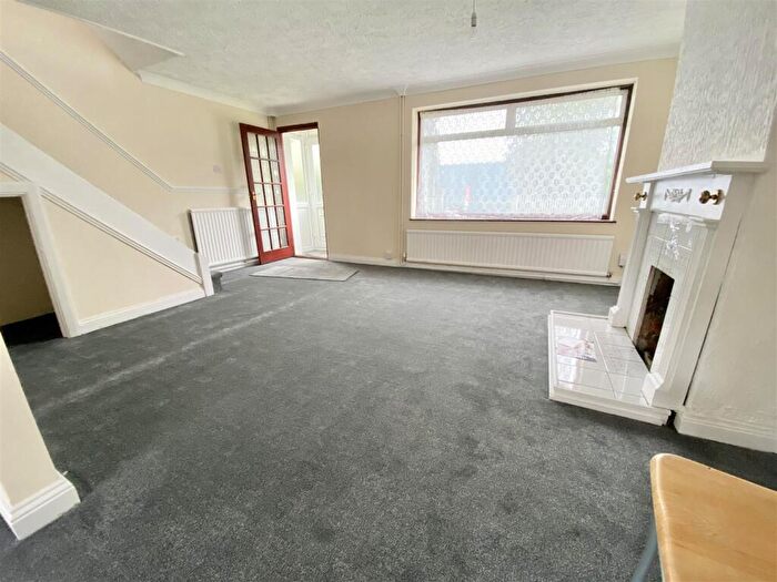 3 Bedroom Semi-Detached House To Rent In Toddington Road, Luton, LU4