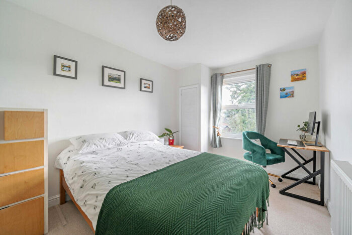 3 Bedroom Terraced House For Sale In Boundary Road, Woking, GU21