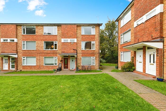 2 Bedroom Flat For Sale In Tupwood Lane, Caterham, Surrey, CR3