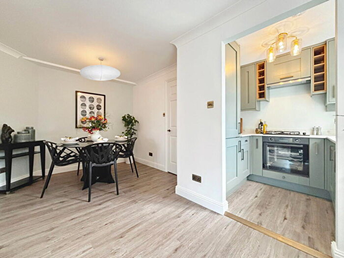 1 Bedroom Flat For Sale In St. Martins Mews, Dorking, RH4