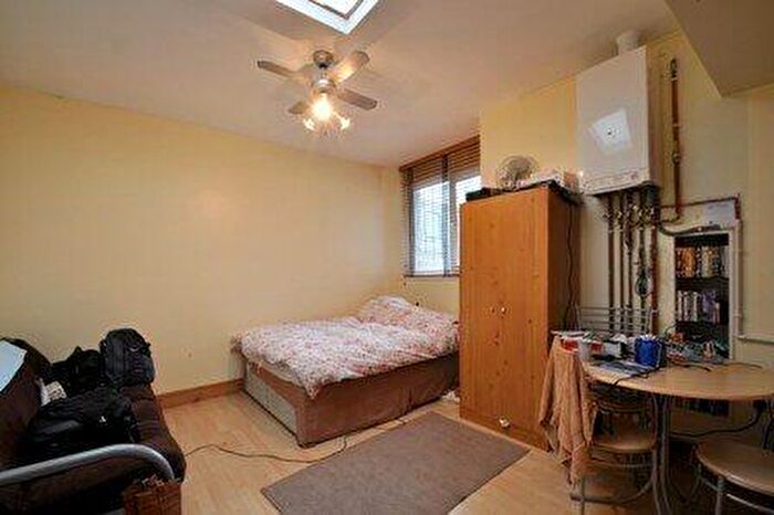 Flat To Rent In Blackburn Road, West Hampstead, NW6