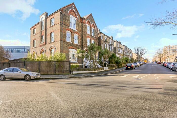 2 Bedroom Flat To Rent In Gauden Road, London, SW4