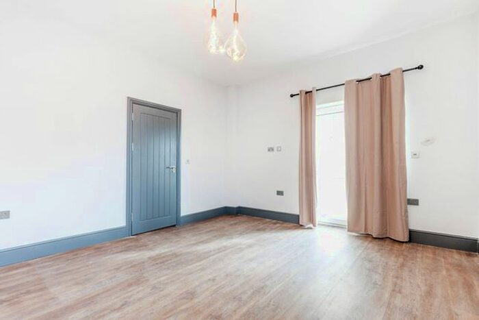 2 Bedroom Flat For Sale In Greyhound Lane, Streatham Common, London, SW16