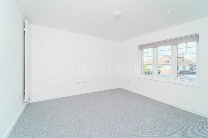 2 Bedroom Flat To Rent In Cricklewood Lane, Golders Green, London, NW2