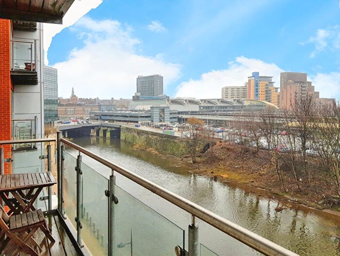 2 Bedroom Flat To Rent In Whitehall Quay, Leeds, West Yorkshire, LS1