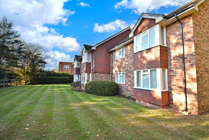 1 Bedroom Flat To Rent In Trimmers Field, Farnham, Surrey, GU9