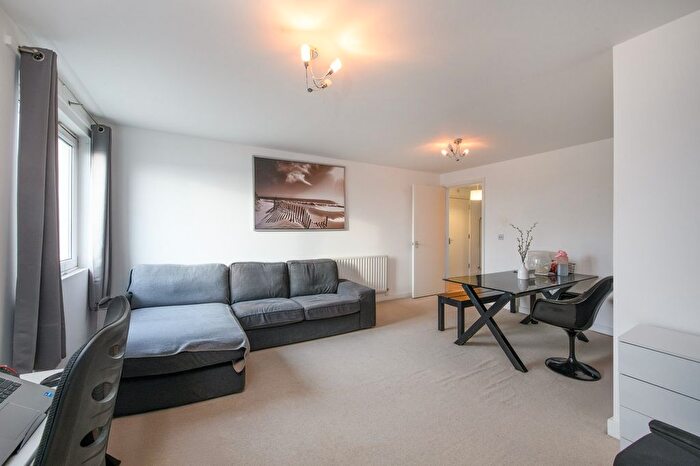 1 Bedroom Flat To Rent In Cedar House, Melliss Avenue, TW9