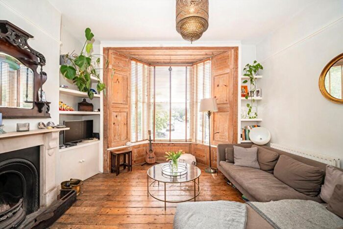 3 Bedroom Flat For Sale In Moulins Road, Homerton, E9 - Photo 5
