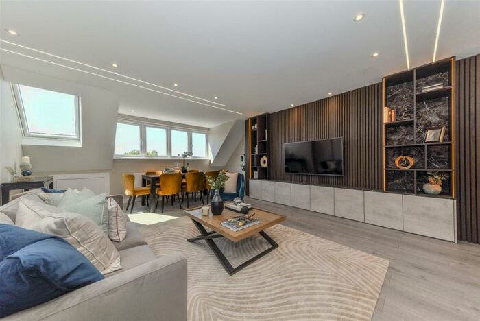 3 Bedroom Penthouse To Rent In The Ridgeway, Golders Green, NW11
