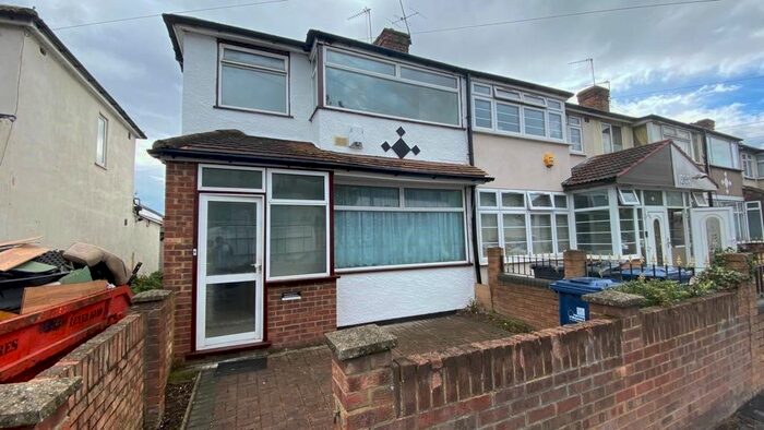 4 Bedroom Semi-Detached House To Rent In Scotts Road, Southall, UB2