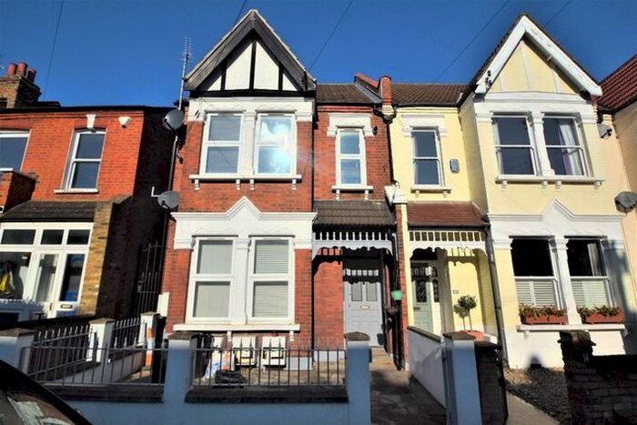 3 Bedroom Flat To Rent In Pretoria Road, Streatham, SW16