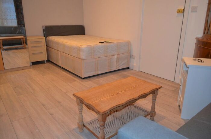 Studio To Rent In Park Avenue, London, N13