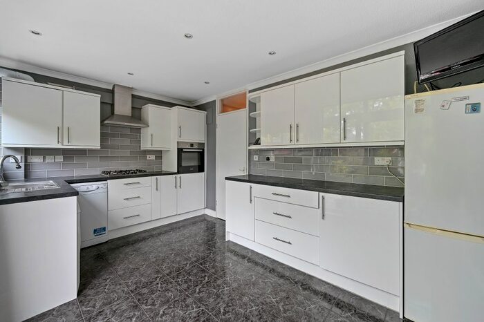 3 Bedroom Town House To Rent In Edenham Way, London, W10