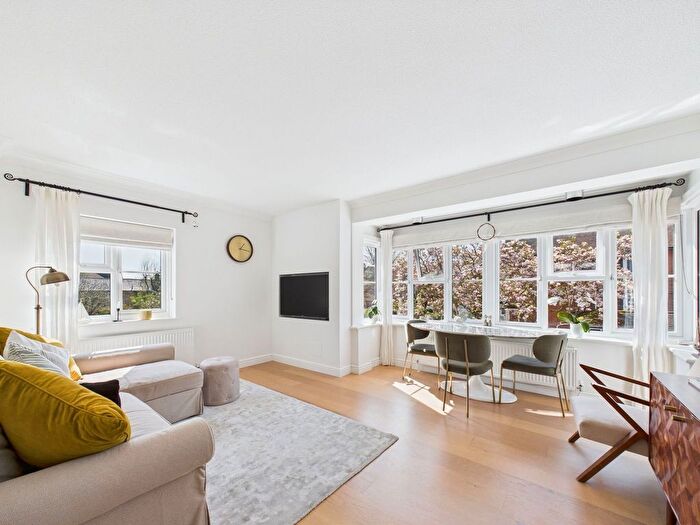 2 Bedroom Flat For Sale In Chorleywood Close, Rickmansworth, WD3