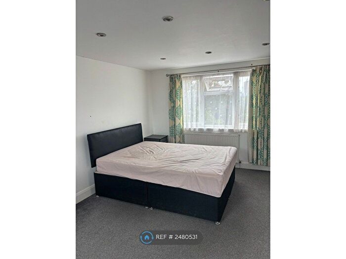 2 Bedroom Flat To Rent In Spring Grove Crescent, Hounslow, TW3
