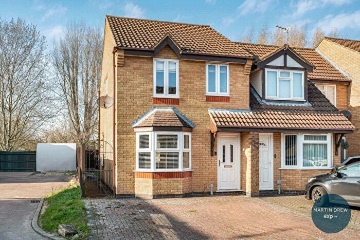 3 Bedroom Semi Detached House For Sale In Sandpiper Close, Bicester, OX26