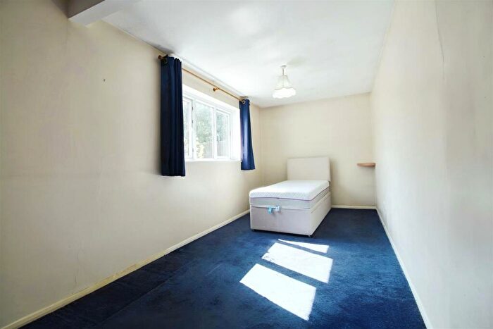 2 Bedroom Semi-Detached Bungalow For Sale In Goldsworthy Way, Slough, SL1