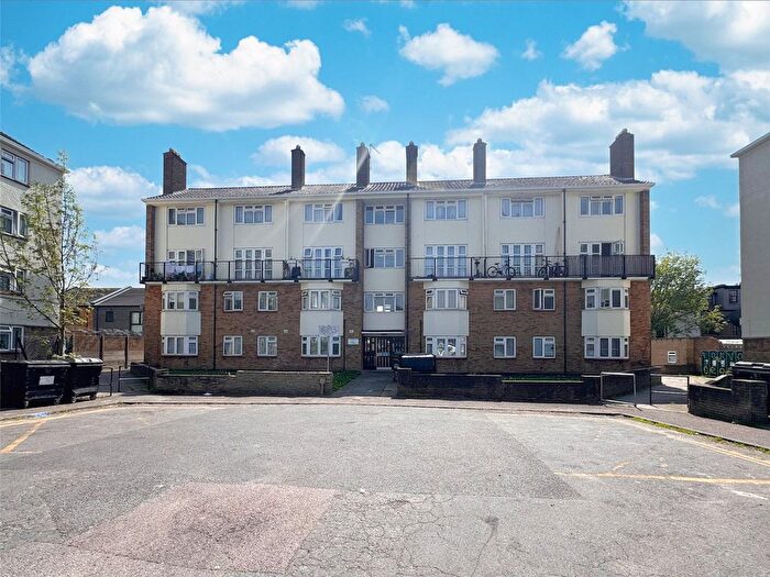 2 Bedroom Flat To Rent In St. Stephens Close, London, E17